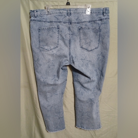 A DG2 By Diane Gilman Light Blue Star Patterned Women Crop Capri Jeans - Picture 4 of 8